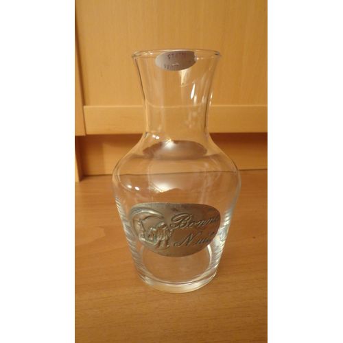 Carafe En Verre Avec Une Inscription En Etain