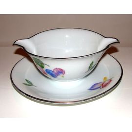 Saucière Avec Soucoupe En Porcelaine