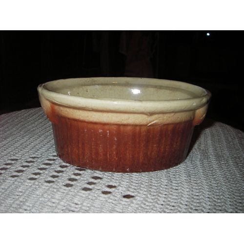 Mini Terrine En Grès Émaillé ,De Couleur Extérieur Marron ,Intérieur Beige .