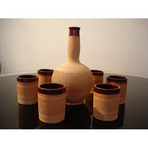 6 Gobelets Et Une Bouteille.  Design Original. Poterie Glaçuré Intérieur Et Rebord.