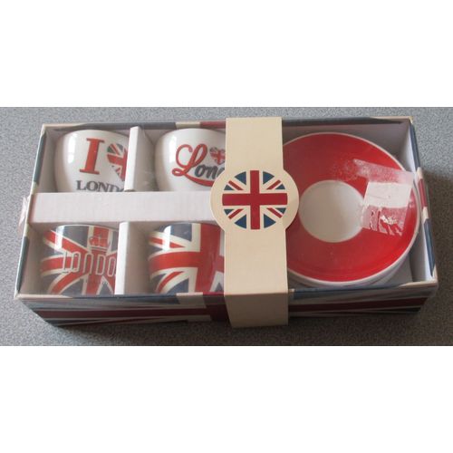 Service À Café 8 Pièces - 4 Tasses 9cl Et 4 Soucoupes Diam.12cm - Porcelaine - Soucoupes Rouges Et Blanches - Tasses Décor Anglais London - Dans Le Coffret D'origine Aux Couleurs De L' Union Jack