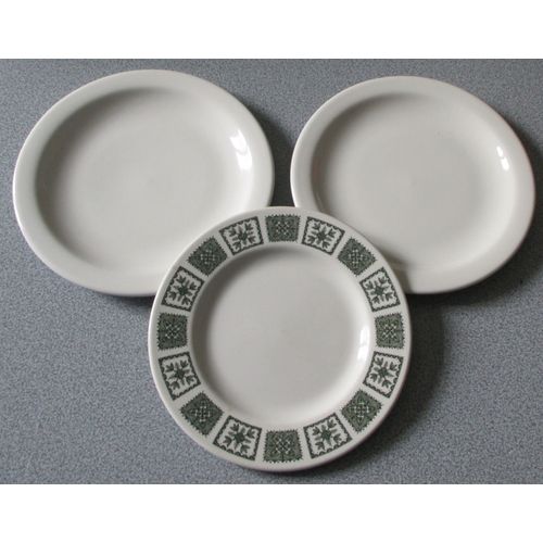 Trois Assiettes À Dessert En Céramique Anglaise Churchill Supervitrified Hotelware Bs 4034 - 2 Blanches Diamètre 17.5cm Et 1 Décorée D'un Feston De Dessins Verts Diamètre 16.5cm