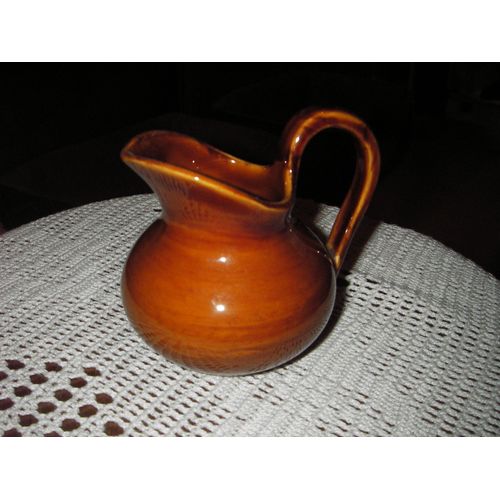 Pichet À Lait En Porcelaine De Marque St Clément France N° 5028 ,De Couleur Marron .