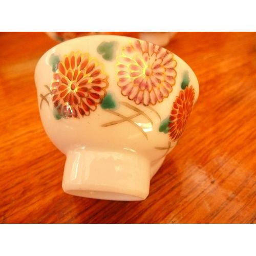 Tasse À Saké En Porcelaine Japonaise Ornée De Fleurs.Avec Bec Siffleur.