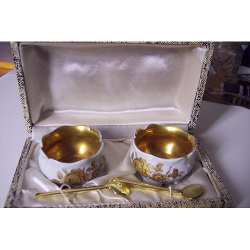 Coffret Avec  Coquetiers Et Cuillers Dorees