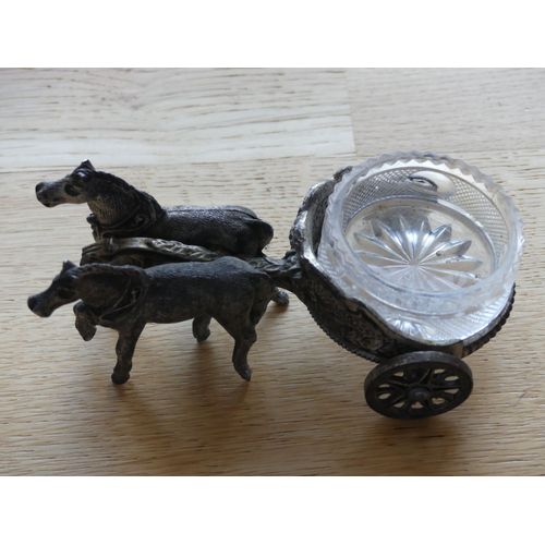 Saleron En Étain En Forme De Char Romain Avec Une Coupelle En Verre