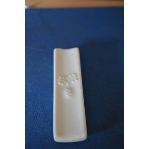 Lot 12 Porte Couteaux En Céramique Avec "Ananas" Comme Motif En Relief