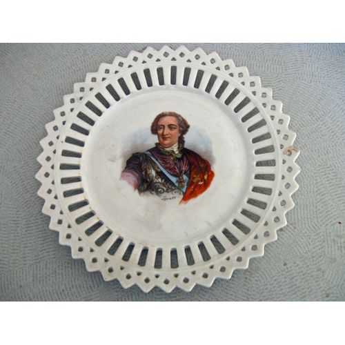 Assiette Dentelée En Porcelaine De Saxe Représentant Louis Xv.