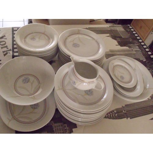 Service De Table En Porcelaine.