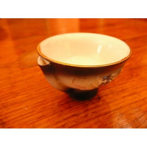 Tasse À Saké En Porcelaine Japonaise Ornée D'un  Dragon En Relief  .Avec Bec Siffleur            L.Avec Bec Siffleur.