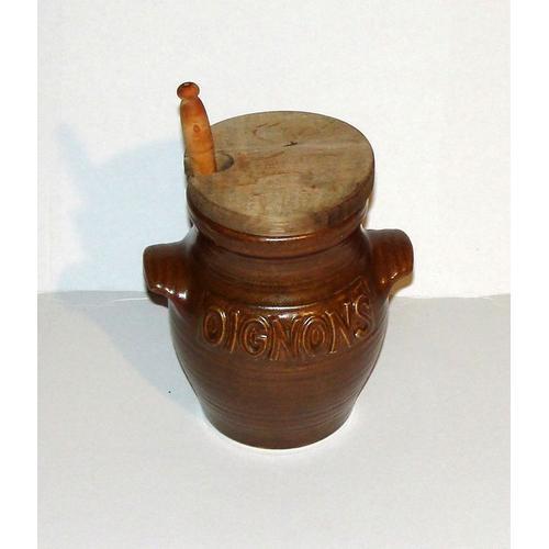 Pot En Gres A Petit Oignons Aux Vinaigres Avec Cuillere Ecumoir En Bois