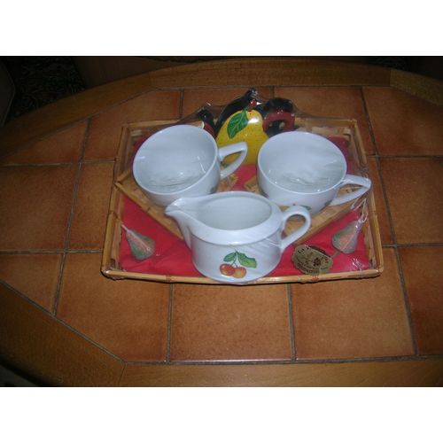 Plateau Avec Tasses Et Pot À Lait.