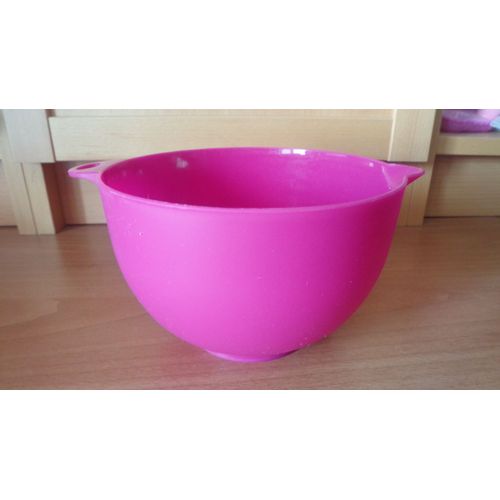 Bol En Plastique Rose Avec Un Bec Verseur