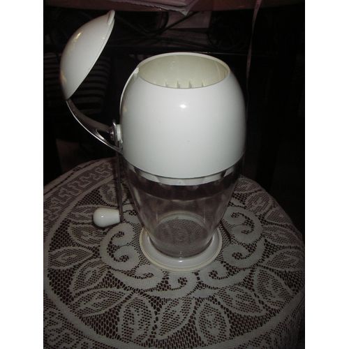 Hachoir Manuel À Manivelle En Plastique Résistant De Couleur Blanche Et Transparente De Marque Ikea ,Contenance 700 Ml ,Lame ,Poignée En Acier Inoxydable ,Haut Amovible ,Hauteur 25 Cm ,Diamètre 12 Cm