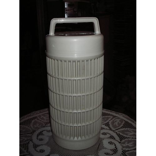 Thermos De Voyage Contenance 1000 Ml ( 1 Litre ),En Pvc Résistant ,Fantaisie Relief ,De Couleur Beige ,Bouchon À Poignée À Visser ,Bouchon Intérieur ,Dimensions :Hauteur 26 Cm ,Diamètre 4 Cm .