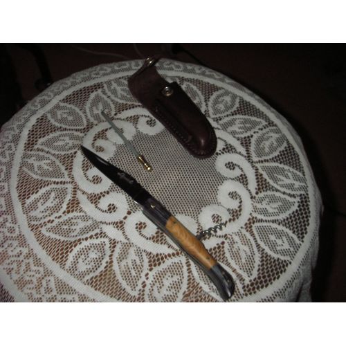 Couteau De Table ,De Poche ,Pliable De La Marque Laguiole ,Manche En Bois   ,Doté D'un Tire Bouchon ,D'un Mini Fusil À Aiguiser ,D'un Étui En Cuir Véritable  ,Longueur Fermé :12 Cm ,Ouvert 22 Cm  .
