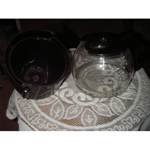 Lot D'une Carafe Complète Et D'un Philtre Complet Pour Cafetière De Marque Tristar  De Couleur Noire ,Diamètre Fond De Carafe 15,5 Cm ,Hauteur 12 Cm ,Profondeur Avec Hanse 21 Cm ,Diam Philtre 14 Cm