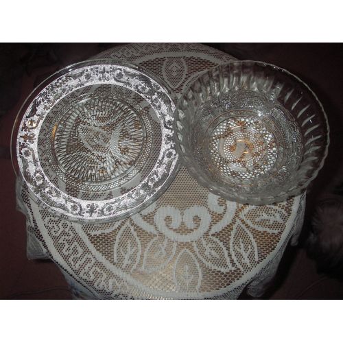 Ensemble En Verre Blanc Travaillé Se Composant D' Un Saladier ,Diamètre 17,5 ,Hauteur 7 Cm Et D'un Plat À Tarte ,Diamètre 23 Cm ,Hauteur 2 Cm ,De Marque Vm/Wb .