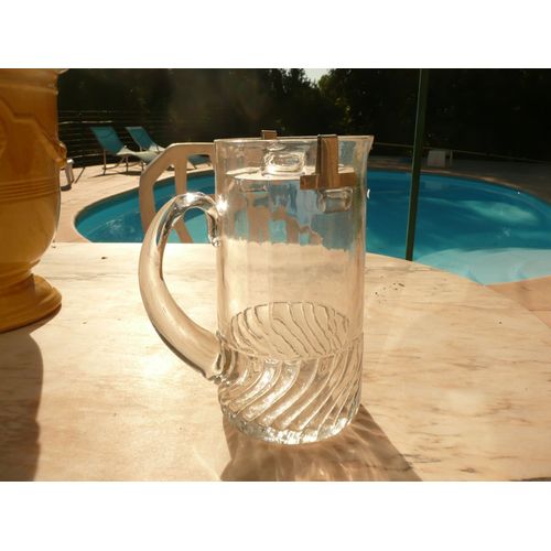 Grand Pot À Eau Avec Système Spécial Pour Retenir Les Glaçons.