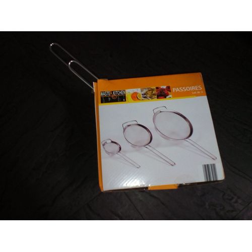 Lot De 3 Passoires 8,14 Et 20cm Avec 2 Plat A Pizza Diametre 32cm