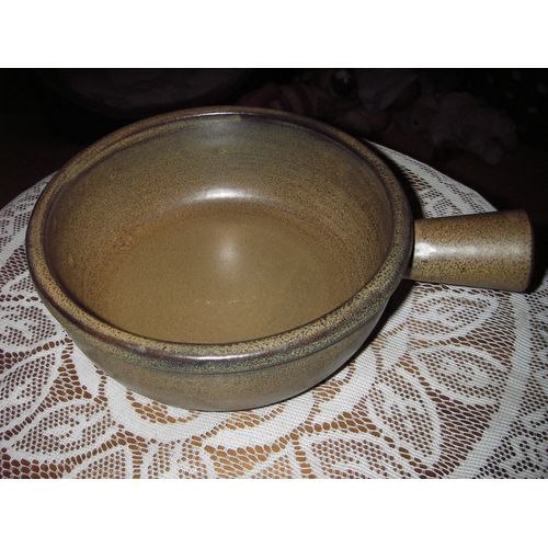Casserole En Grès De Marque Arts Ceram Grand Feu ,Diamètre 16 Cm ,Profondeur 7,5 Cm ,Longueur Manche 5 Cm ,Diamètre Manche 3 Cm Avec Fente D'accroche ,Couleur Marron .