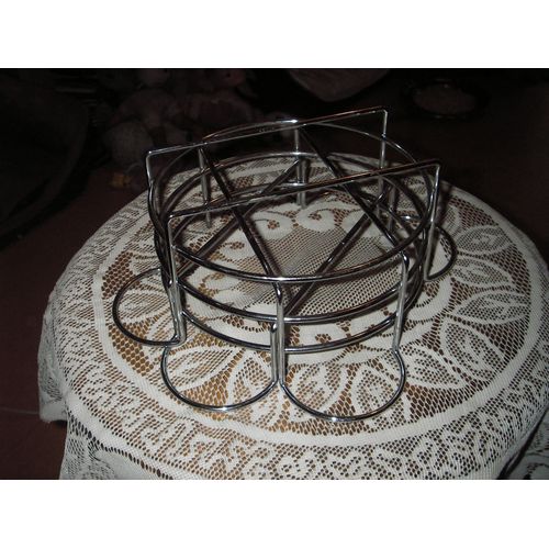 Lot De 3 Dessous De Plat En Aluminium De Couleur Argentée ,3 Hauteurs  Différentes ,2 Possibilités De Support :Avec Poignées Ou Sur Pieds ,Dimensions :Diamètre :18 Cm ,Longueur Avec Les Pieds 25 Cm .