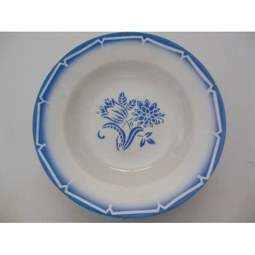 Assiettes Creuses Bleues Et Blanches