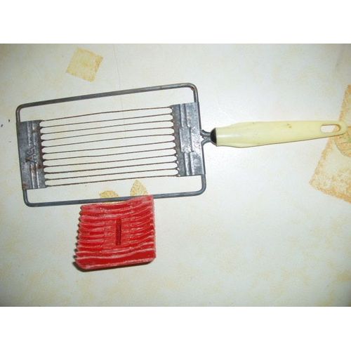 Ancien Coupe Tomates Avec Poussoir