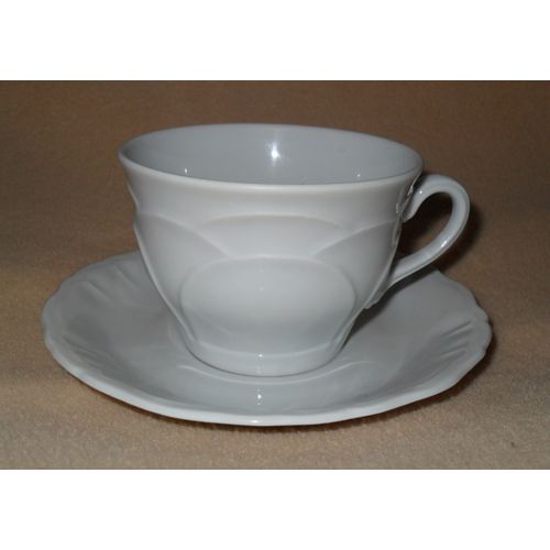 Tasse Et Sa Soucoupe Porcelaine Blanche. Décor En Relief. 6 X 8,8 Cm