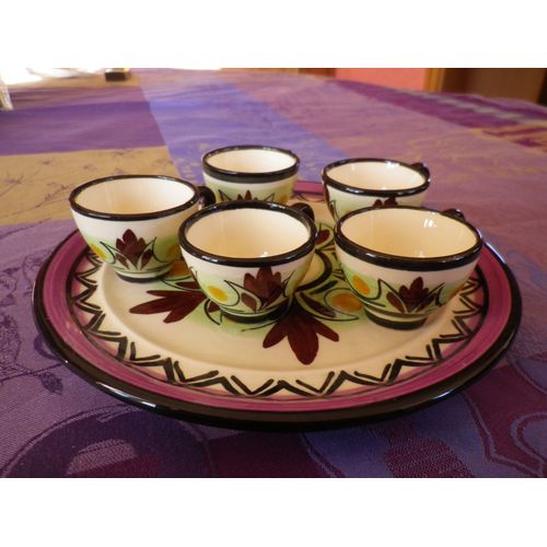 Assiette Avec Petites Tasses