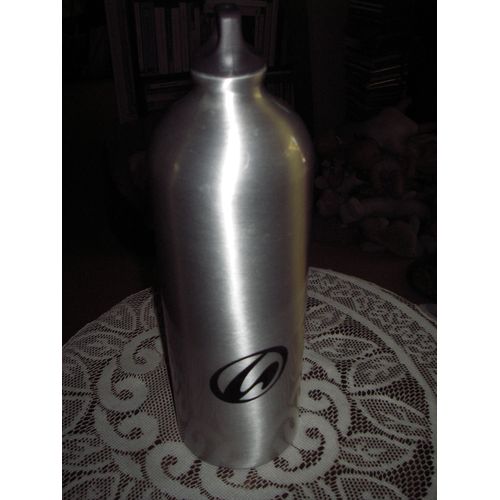 Bouteille Thermo En Aluminium De Marque G De Couleur Argenté ,Bouchon En Plastique Résistant À Visser ,Contenance 500 Ml .