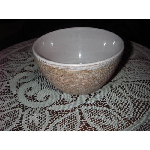 Bol En Céramique Artisanal ,Décor Strié Relief Beige ,Diamètre 11,5 Cm ,Profondeur : 6,5 Cm .