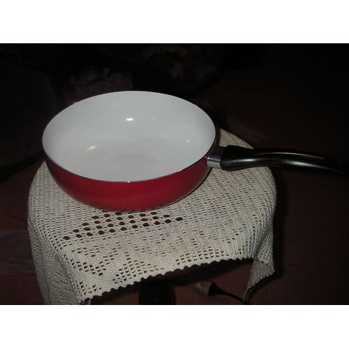 Maxi Sauteuse Profonde Avec Revètement Céramique De Couleur Extérieur Rouge ,Intérieur Blanche .