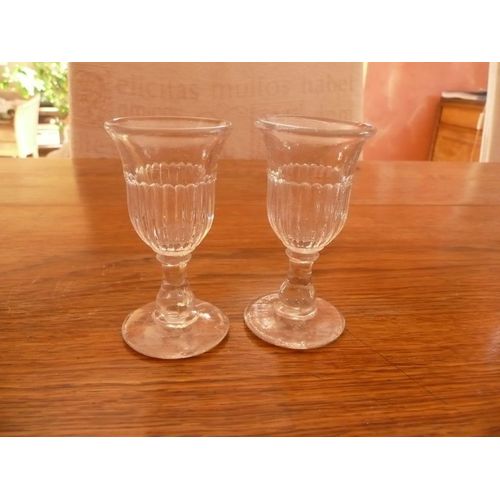 Lot De 2 Verres À Liqueur Anciens En Verre Taillé.Hauteur 8,5 Cm.