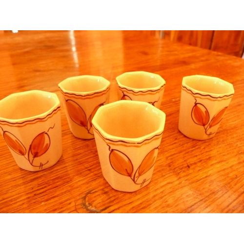 Lot De 5 Verres À Liqueur En Céramique Ornés De Deux Feuilles.