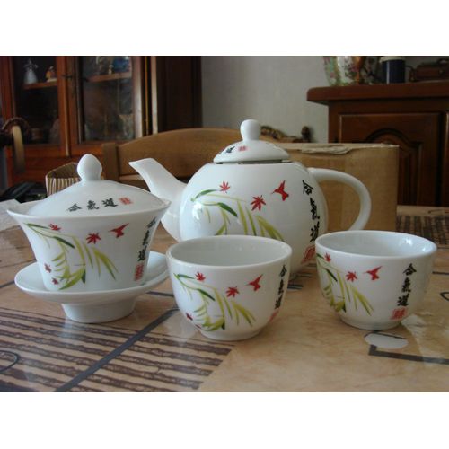 Service À Thé Porcelaine De Chine, Theiere, 2 Bols, 1 Tasse Avec Couvercle, Décor Vert Et Rouge