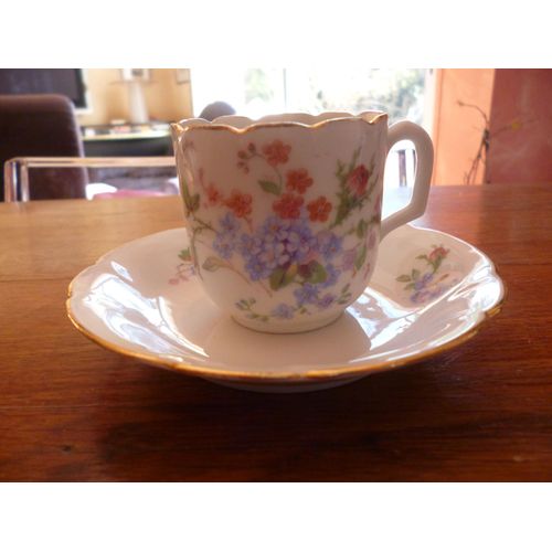 Lot De 6 Tasses À Café Avec Soucoupes En Porcelaine Décorées De Fleurettes Roses Et Bleues Avec Filet Or.