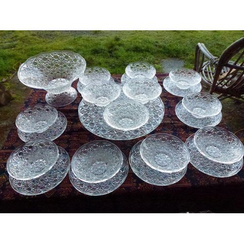 Service A Dessert - Complet 12 Personnes - Verre En Relief