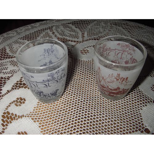 Lot De 2 Verres À Liqueur Fantaisie Représentation D'un Carosse Dans Un Décor Champètre Et Bord De Rivière ,L'un De Couleur Rouge ,L'autre De Couleur Bleue ,Diamètre 4 Cm ,Hauteur 5 Cm .