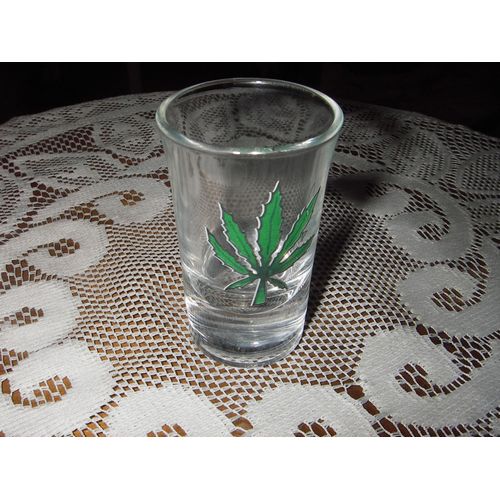 Verre À Liqueur En Verre Épais ,Motif :Feuille De Canabis ,Dimensions :Hauteur 7 Cm ,Diamètre 4 Cm .