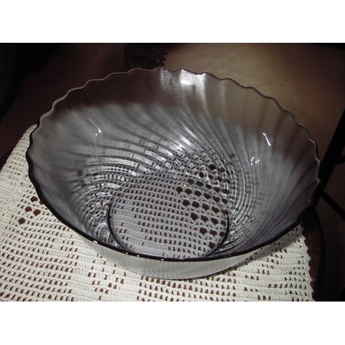 Saladier En Verre De Marque Arcoroc De Couleur Bleu Transparent ,Effet Spirale ,Diamètre 23 Cm .