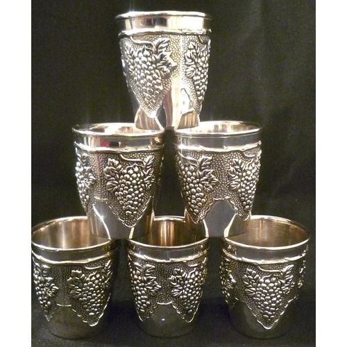 6 Gobelets A Vin Ou Liqueur En Metal Argentémotif Grappes De Raisin