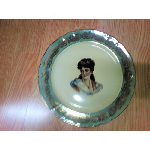 Ancienne Assiette Porcelaine Avec Femme Au Centre Et Dorrure