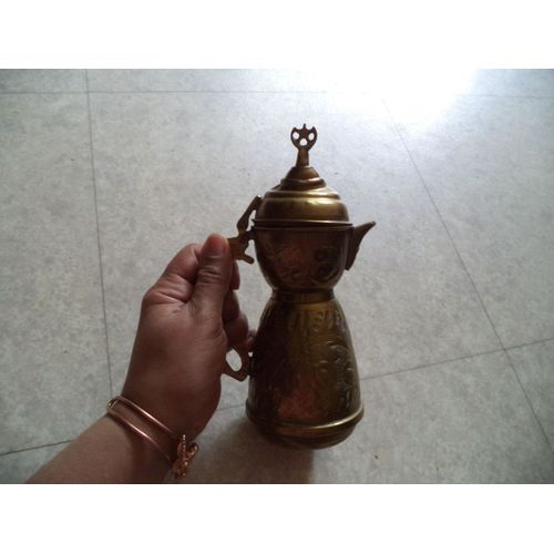 Cafetière Ou Théière En Cuivre Surmonté De La Lune Et Du Croissant