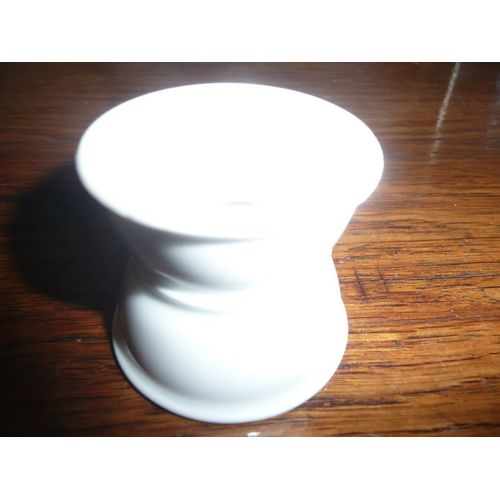 Coquetier En Céramique Blanche Avec Deux Largeurs D'ouverture Selon Grosseur Des Oeufs.