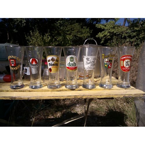 7 Verres De Différentes Bières Anciennes