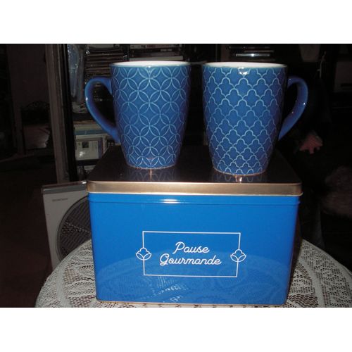 Ensemble 3 Pièces: Une Boite En Métal Et 2 Mugs En Céramique Véritable Aux Graphismes En Relief, Contenance 30 Cl, Dimensions: Hauteur 10,6 Cm X Diamètre 8,2 Cm. Passent Au Micro-Ondes Et Lave Vaissel