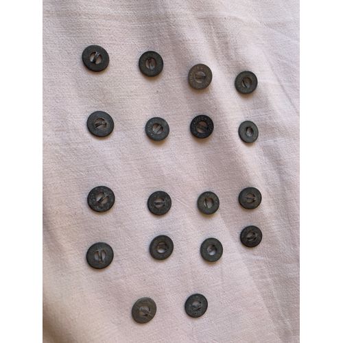 Lot De 18 Boutons, Équipements Militaires, 14 Mm