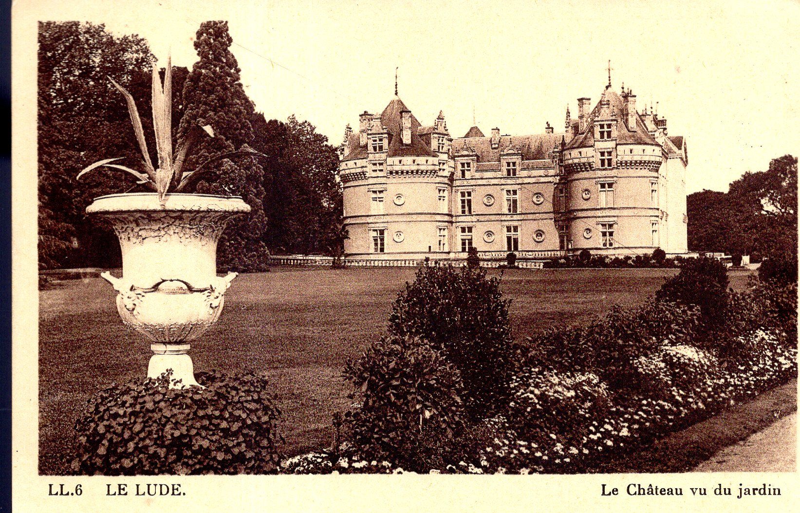 Carte Postale Du Lude (Sarthe) Le Château Vu Du Jardin