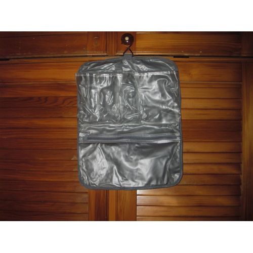 Trousse De Toilette À Accrocher De Marque Diplomate ,De Couleur Grise ,Nom Et Logo De La Marque Imprimé Sur Le Tissu Extérieur ,Intérieur :1 Grande Poche Zippée ,4 Pochettes En Pvc .